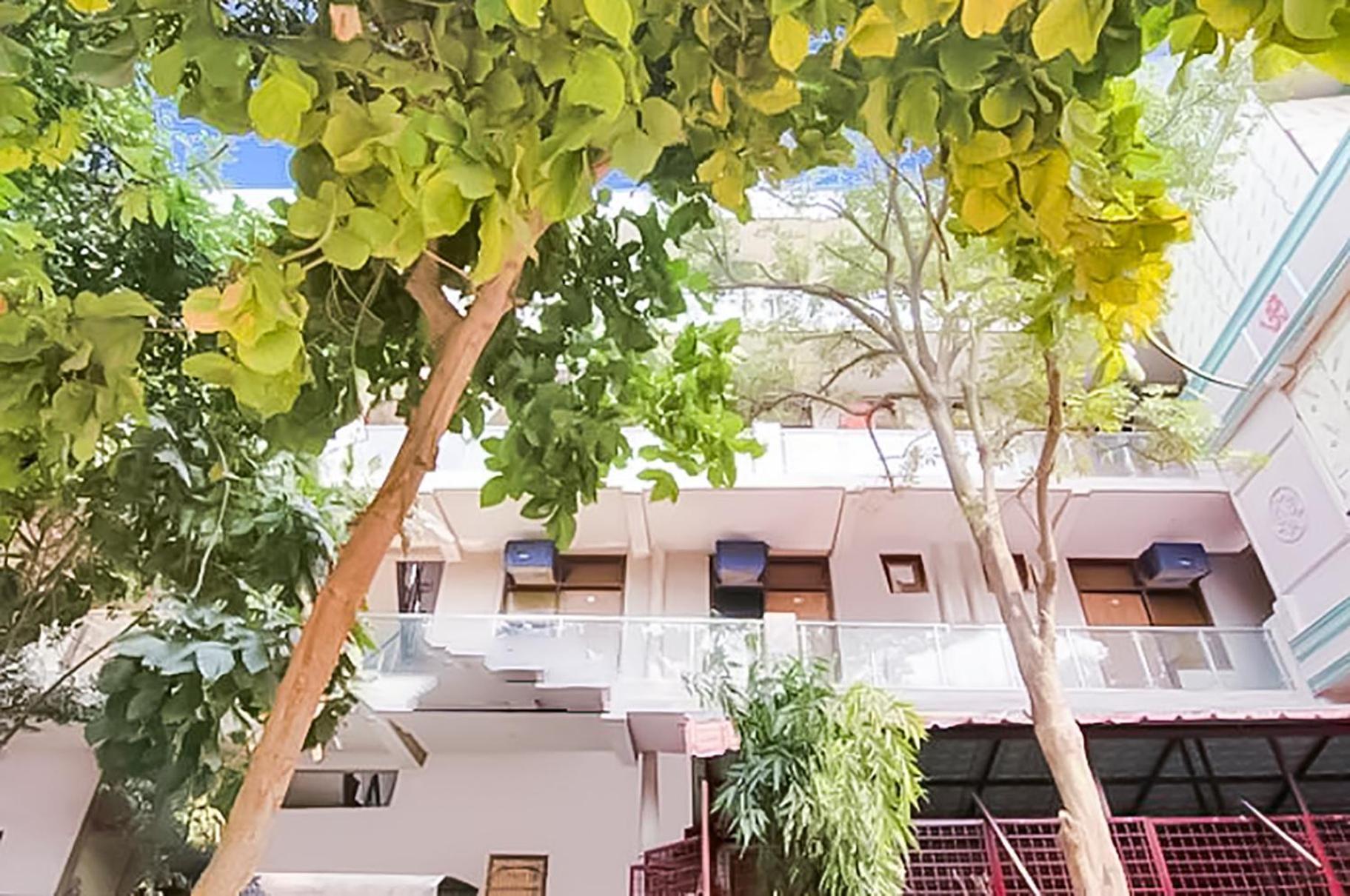 Hotel Comfort 2mint Walk Hazrat Nizamuddin Railway Station 3*