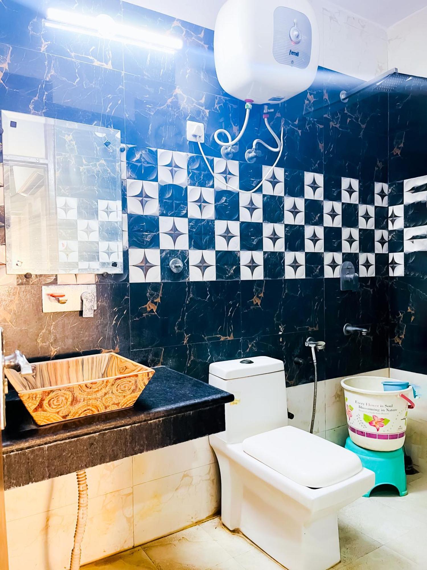 Hotel Comfort 2mint Walk Hazrat Nizamuddin Railway Station New Delhi